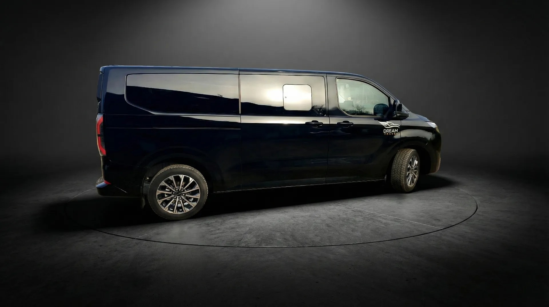 Van premium noir Dream Travel avec chauffeur privé en Rhône-Alpes