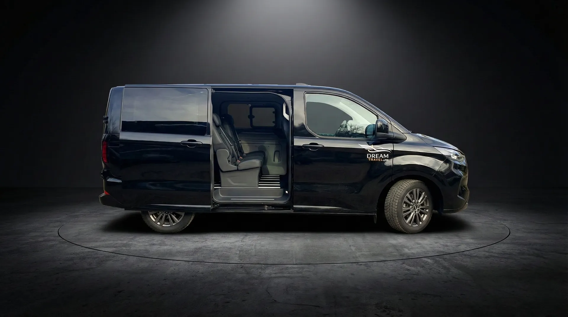 Van premium Dreamtravel avec porte coulissante ouverte pour transport privé mariages et transferts professionnels